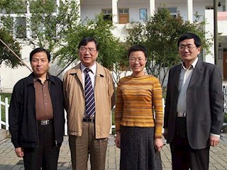 全国外国语学校工作研究会理事长、上海外国语大学党委书记吴友富（左二）教授、上外附中崔德明校长（右一）来校指导工作