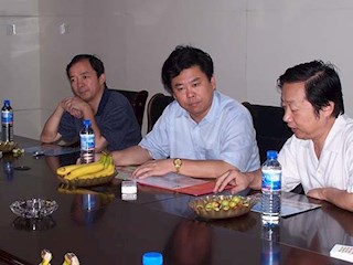 市委常委、常务副市长王建国（中，时任宣传部长）教师节来校慰问