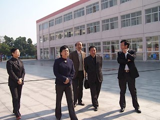 常熟市副市长钱向宏（左二）、教育局局长殷东明来校指导工作