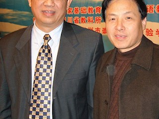 教育部教师发展基金会秘书长杨春茂（左）与王錞校长合影